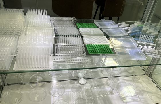 Les outils de moulage par injection en plastique à micropipette à plusieurs cavités à commande de précision pour le laboratoire