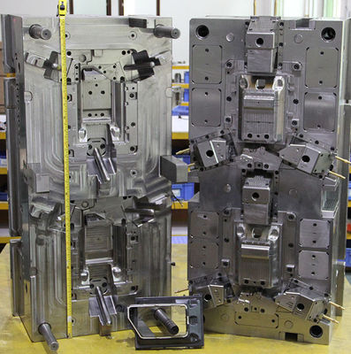 Fabrique de moulage par injection de plastique de pièces automobiles de haute précision en Chine avec système de coureur à chaud synventif PP/ABS/POM/PC Matériau noir