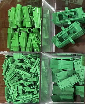 Un bon prix. Parties moulées sur mesure en plastique par injection pour le secteur électrique en ligne